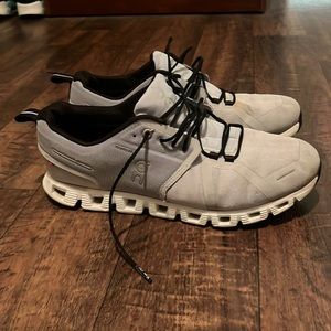 Mens On Cloud Waterproof shoes size 10